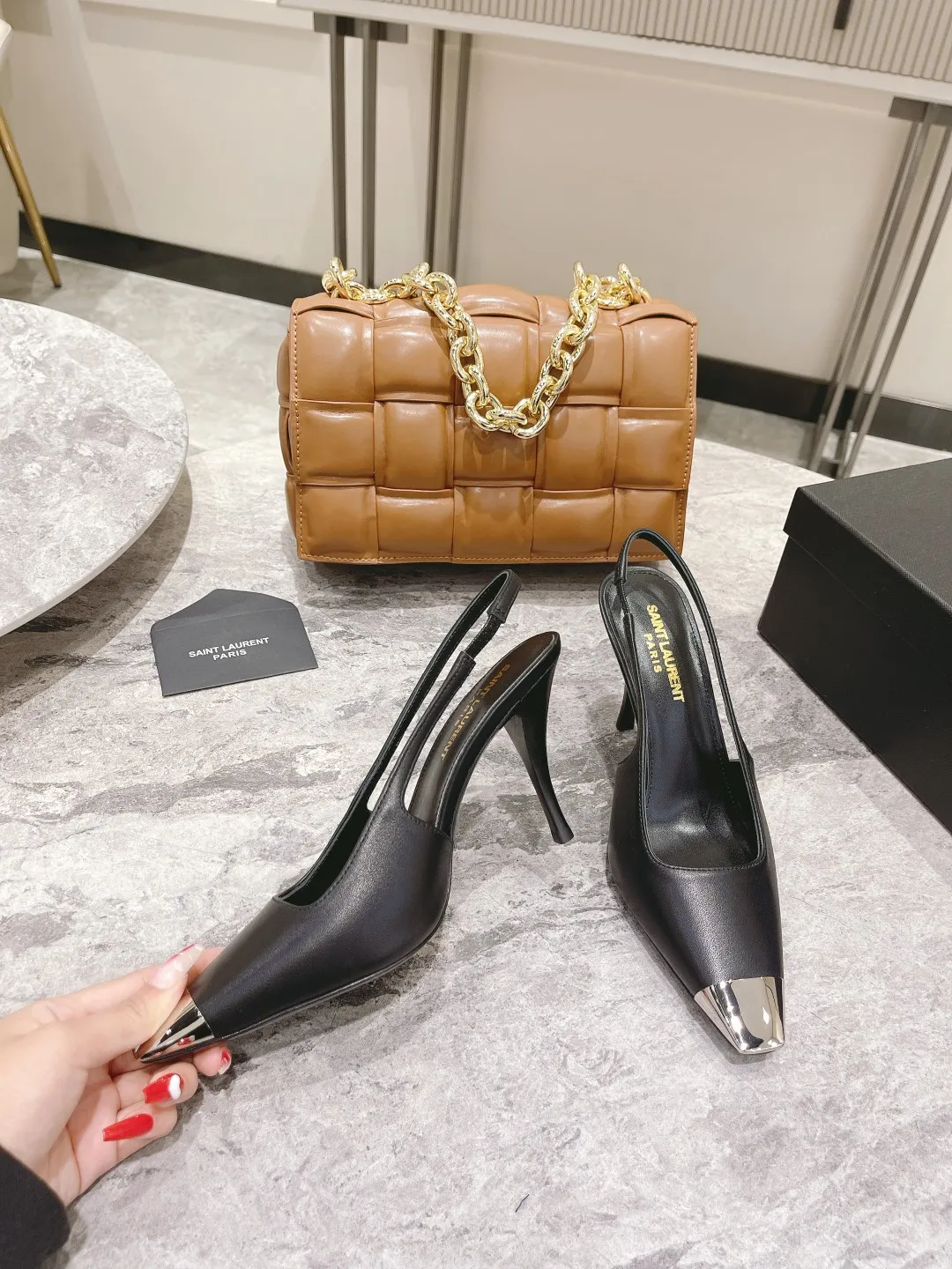 👟👟Ex-factory price 480👟👟 🔝Saint laurent*YSL early spring catwalk style rose Park Caiying same style high heels👠 YSL's metal iron-toe high heels are made of leather. The stiletto heel creates a classic, elegant, fashionable and avant-garde look. The workmanship and materials of the shoes are the same as the original ones. Welcome to compare🆚 Upper: matte cowhide/cow patent leather Inner: sheepskin lining Genuine leather outsole Heel height: 7cm 9cm Size: 35-39🐴 Order 40 with original packaging